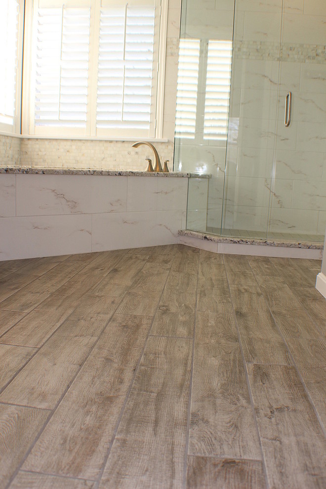 Bild på ett mellanstort vintage en-suite badrum, med vit kakel, grå väggar, ett undermonterat badkar, en hörndusch, marmorkakel, mörkt trägolv, brunt golv och dusch med gångjärnsdörr