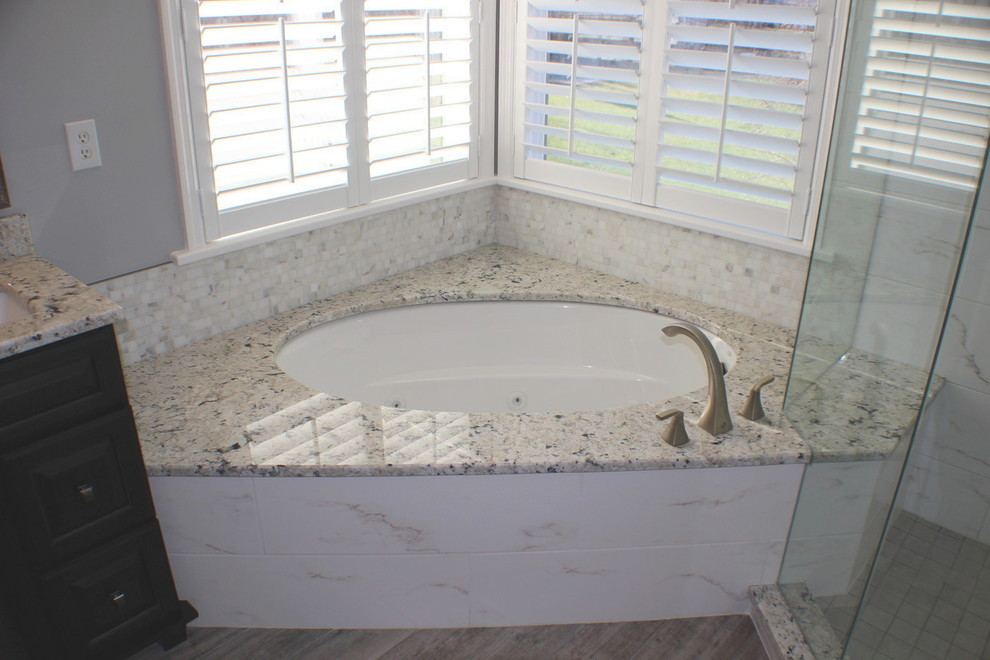 Idéer för att renovera ett mellanstort vintage en-suite badrum, med vit kakel, grå väggar, ett undermonterat badkar, en hörndusch, marmorkakel, mörkt trägolv, brunt golv och dusch med gångjärnsdörr