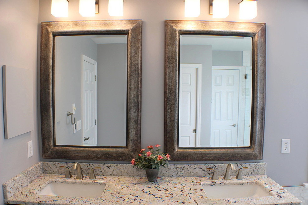 Идея дизайна: главная ванная комната среднего размера в стиле неоклассика (современная классика) с белой плиткой, серыми стенами, полновстраиваемой ванной, угловым душем, мраморной плиткой, темным паркетным полом, коричневым полом и душем с распашными дверями
