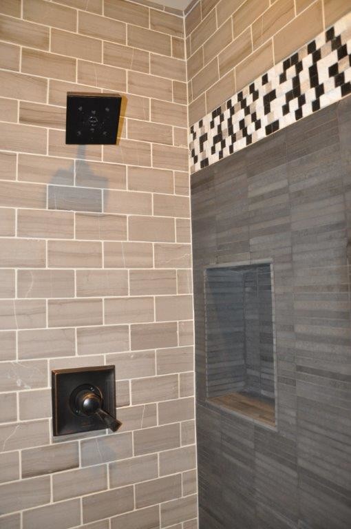 Réalisation d'une salle d'eau design de taille moyenne avec un plan de toilette en carrelage, une baignoire posée, une douche d'angle, un carrelage gris, un carrelage métro, un mur gris et un sol en carrelage de porcelaine.
