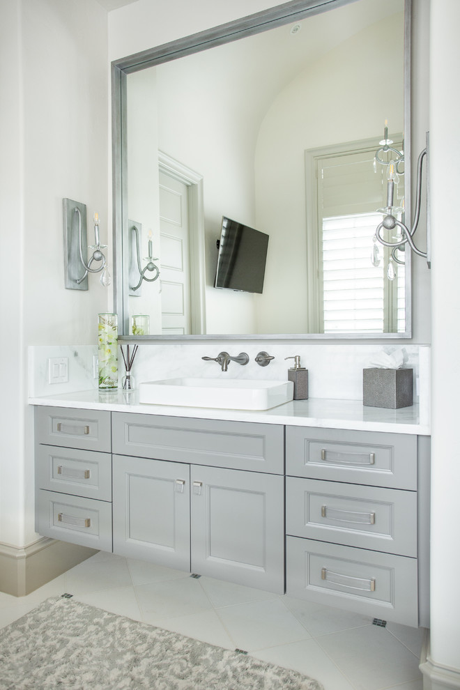 Inredning av ett klassiskt mellanstort vit vitt en-suite badrum, med luckor med infälld panel, grå skåp, vita väggar och ett fristående handfat