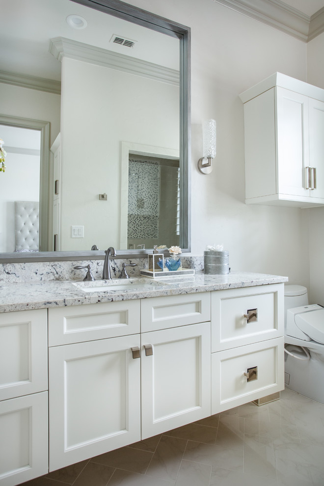 Idéer för ett mellanstort klassiskt vit badrum med dusch, med luckor med infälld panel, vita skåp, vita väggar och ett undermonterad handfat