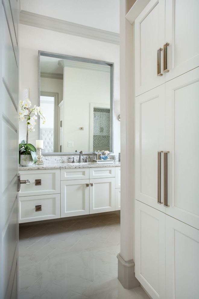 На фото: ванная комната среднего размера в стиле неоклассика (современная классика) с фасадами с утопленной филенкой, белыми фасадами, белыми стенами, душевой кабиной, врезной раковиной и белой столешницей