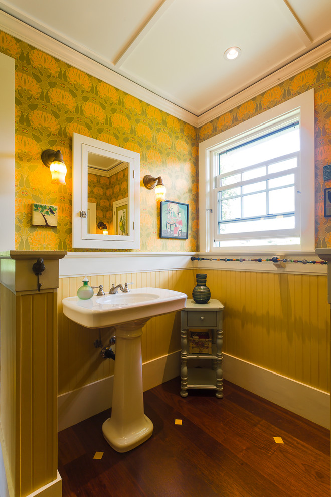 Идея дизайна: главная ванная комната среднего размера в стиле кантри с зеленой плиткой, плиткой кабанчик, желтыми стенами, темным паркетным полом и раковиной с пьедесталом