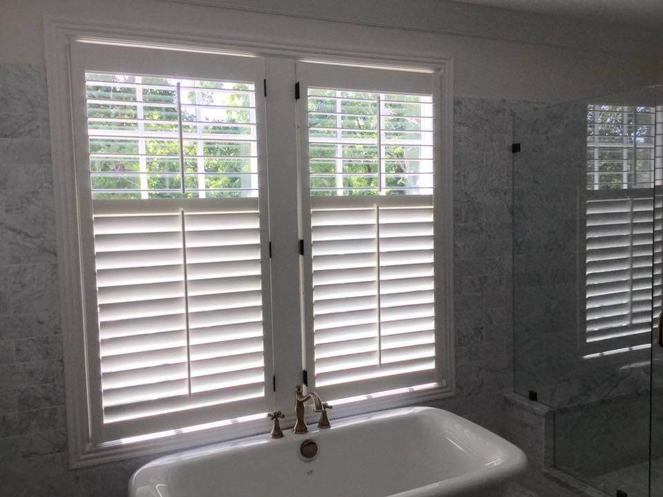 Idéer för ett stort klassiskt en-suite badrum, med ett fristående badkar, en hörndusch, grå kakel, marmorkakel, grå väggar, marmorgolv, ett undermonterad handfat, marmorbänkskiva, grått golv och dusch med gångjärnsdörr