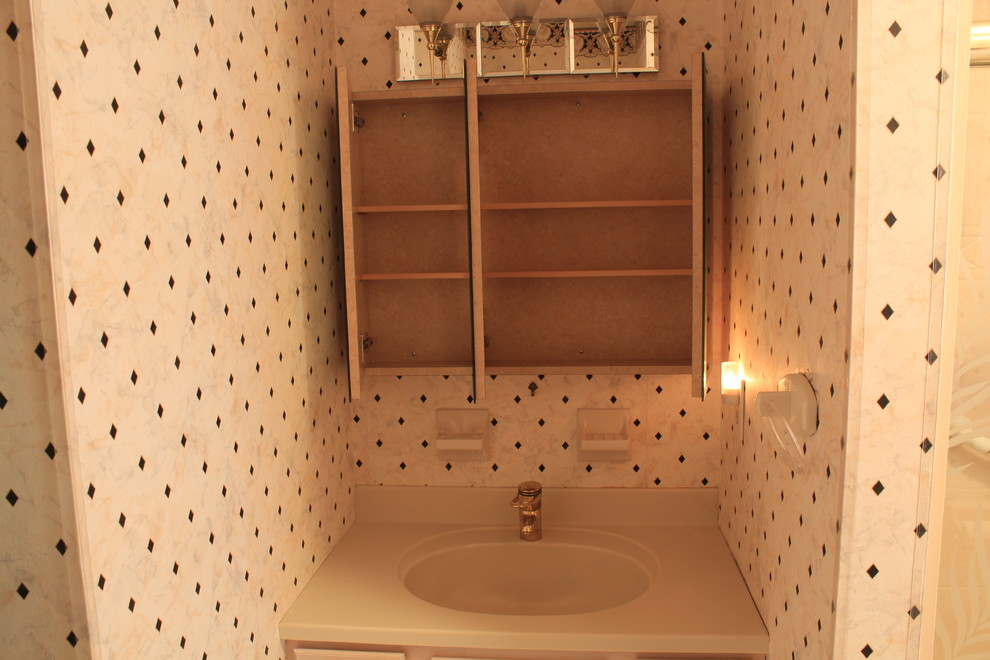 Imagen de cuarto de baño bohemio pequeño con paredes multicolor, aseo y ducha, lavabo integrado y encimera de acrílico