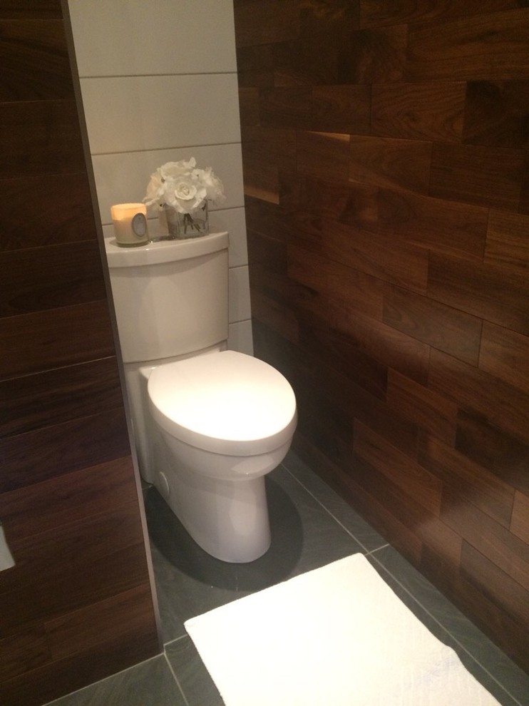 Inspiration för små klassiska toaletter, med släta luckor, svarta skåp, en toalettstol med separat cisternkåpa, bruna väggar, ett integrerad handfat och bänkskiva i akrylsten