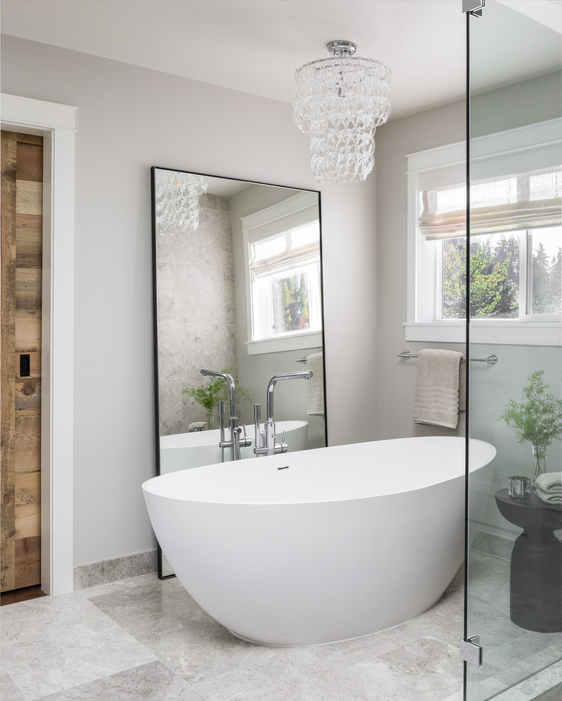 Exempel på ett klassiskt badrum, med ett fristående badkar, grå väggar och grått golv
