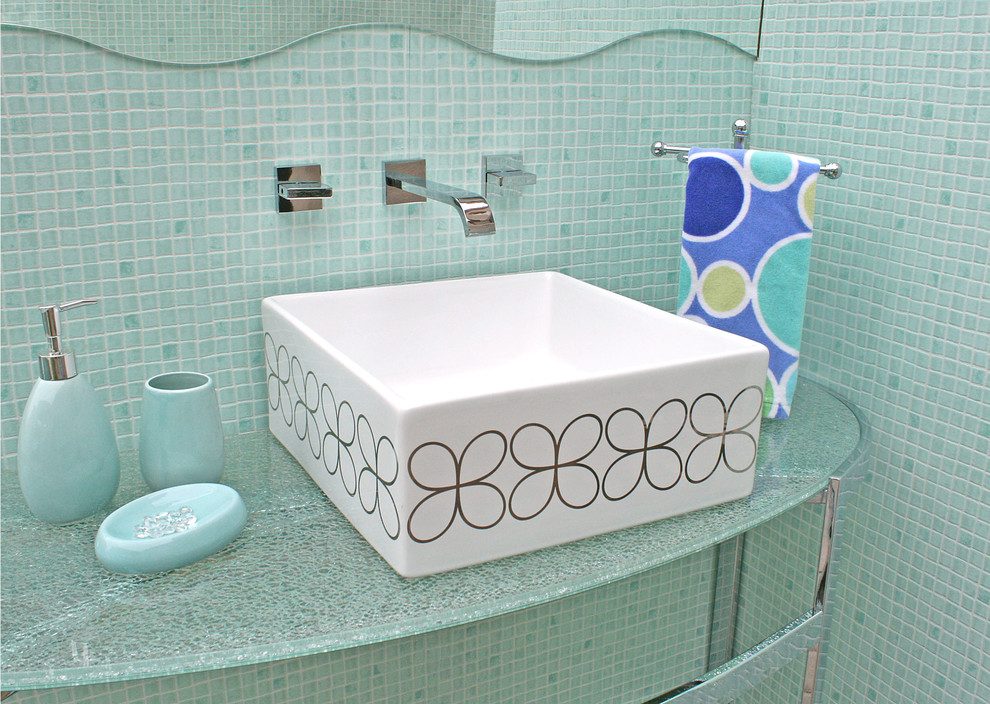 Aménagement d'une petite salle d'eau rétro avec un mur bleu, une vasque, un carrelage bleu et mosaïque.