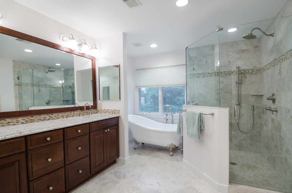 Eklektisk inredning av ett stort en-suite badrum, med ett undermonterad handfat, luckor med upphöjd panel, skåp i mellenmörkt trä, granitbänkskiva, ett badkar med tassar, en hörndusch, en toalettstol med separat cisternkåpa, grå kakel, stenkakel, vita väggar, marmorgolv, vitt golv och dusch med gångjärnsdörr