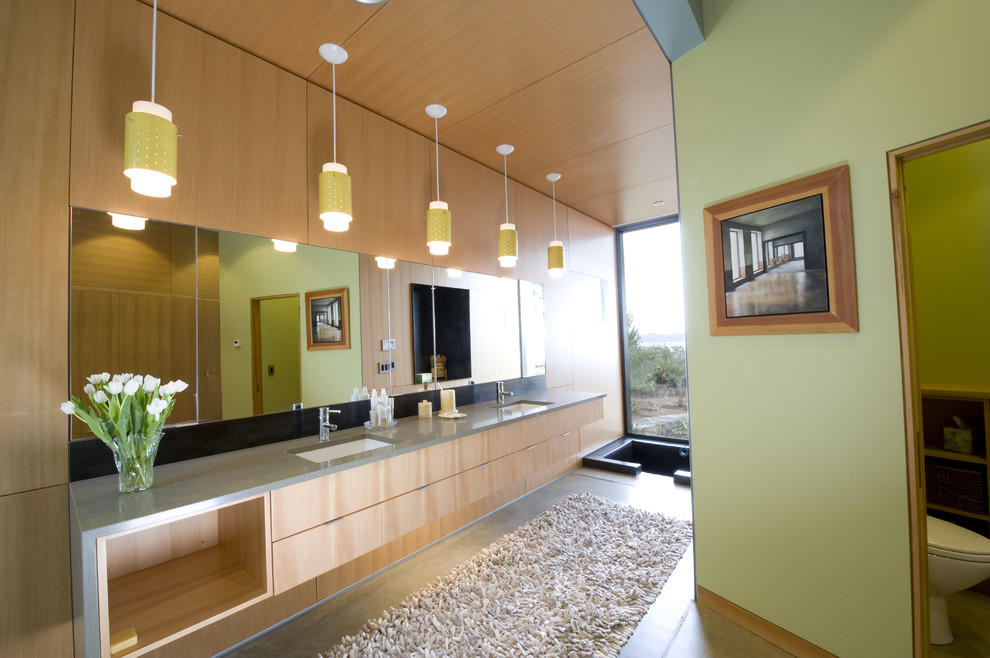 Стильный дизайн: ванная комната в современном стиле с плоскими фасадами и светлыми деревянными фасадами - последний тренд