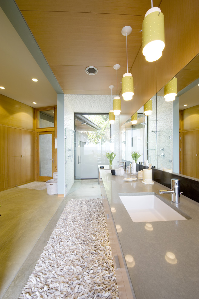 Свежая идея для дизайна: ванная комната в современном стиле с душем без бортиков и окном - отличное фото интерьера