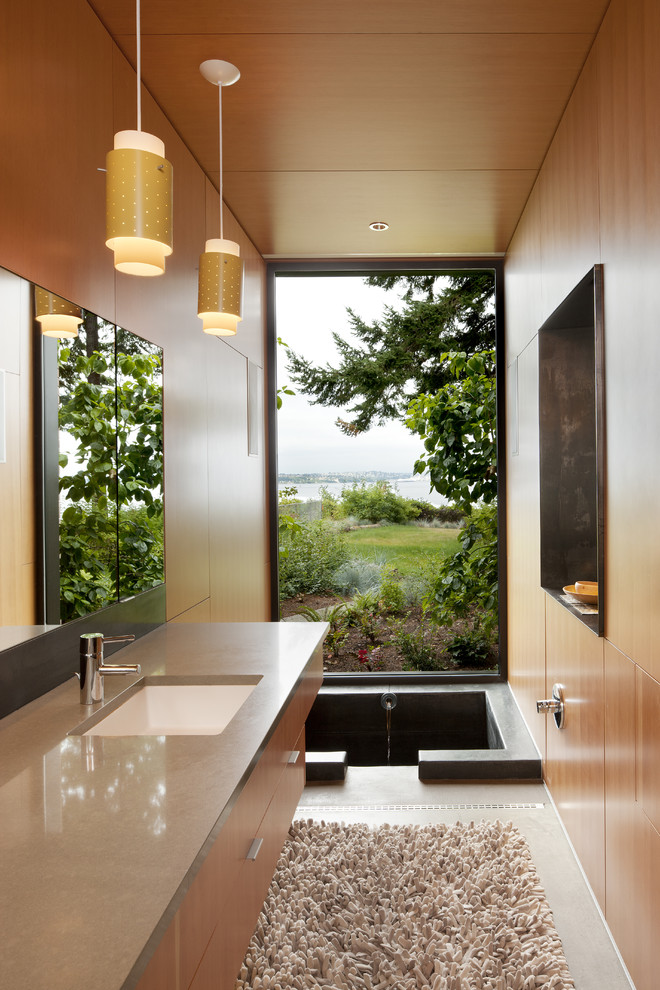 Immagine di una stanza da bagno contemporanea con vasca giapponese