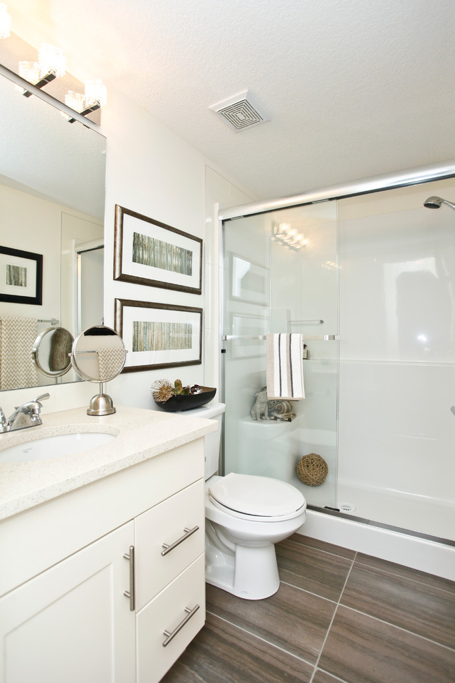 Inspiration för moderna badrum, med ett undermonterad handfat, skåp i shakerstil, beige skåp, bänkskiva i kvarts, grå kakel, porslinskakel och vita väggar