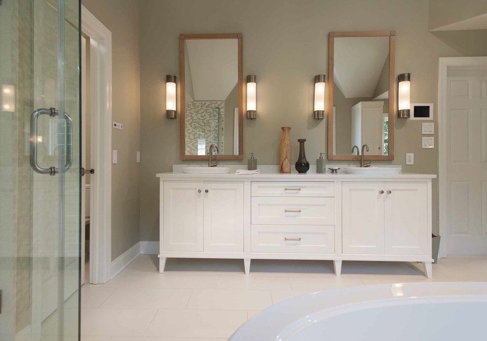 Photo of a large traditional ensuite bathroom in Philadelphia with white cabinets.