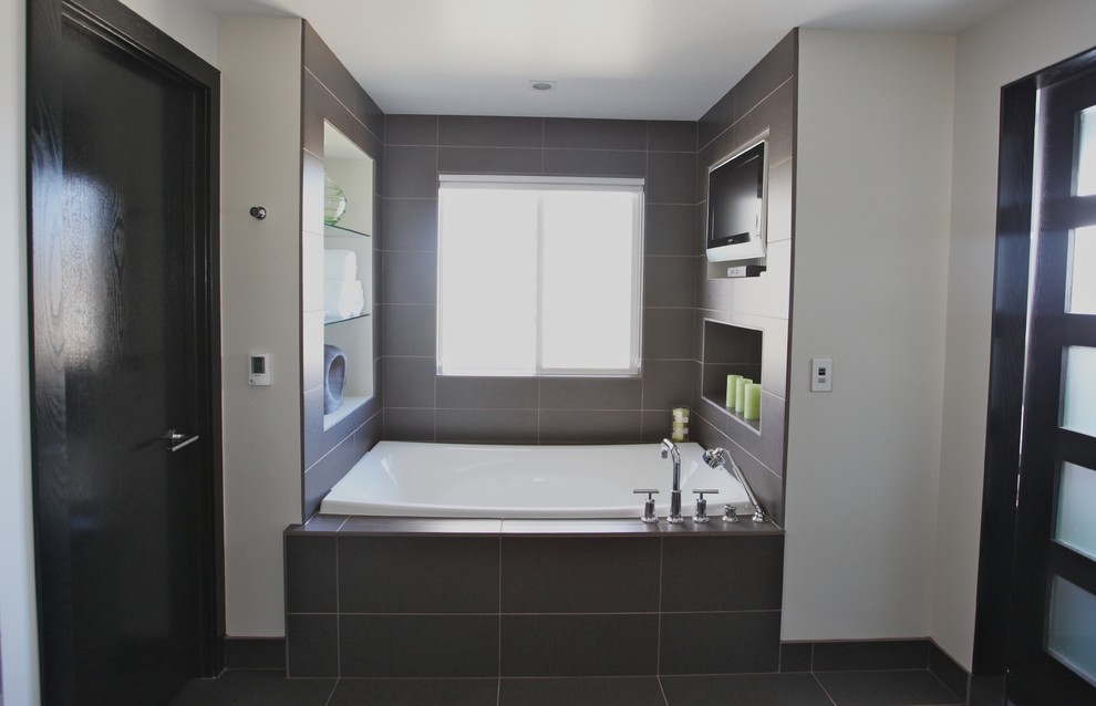 Modernes Badezimmer En Suite mit Einbaubadewanne, braunen Fliesen, Porzellanfliesen, weißer Wandfarbe und Porzellan-Bodenfliesen in Denver
