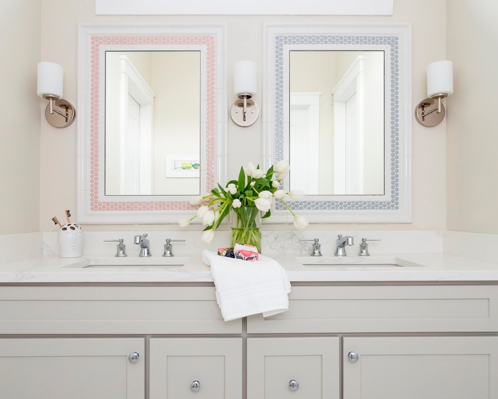 Imagen de cuarto de baño marinero con armarios estilo shaker, puertas de armario beige, paredes beige, lavabo bajoencimera y encimeras blancas