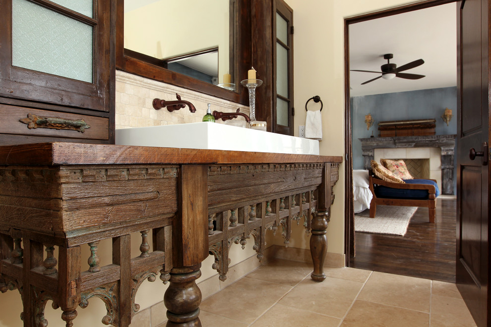 Idée de décoration pour une grande salle de bain principale méditerranéenne en bois vieilli avec un mur beige, un sol en travertin, un placard en trompe-l'oeil, une baignoire encastrée, une douche double, WC séparés, un carrelage beige, du carrelage en travertin, une vasque, un plan de toilette en bois, un sol beige et une cabine de douche à porte battante.