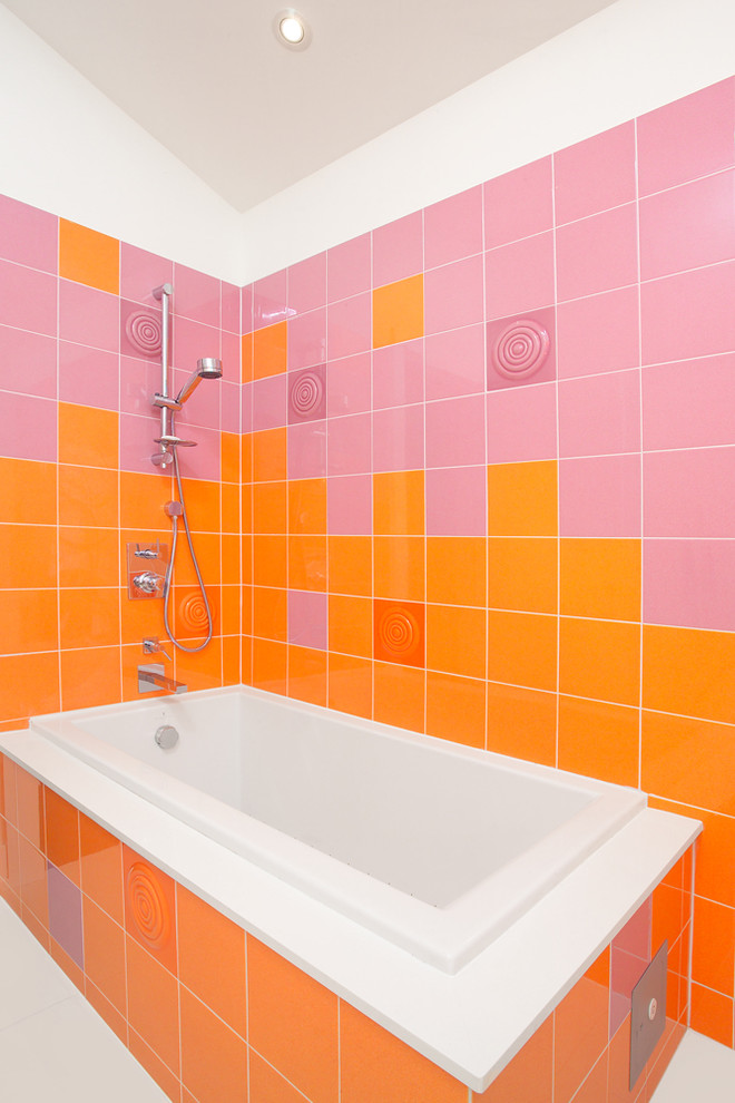 Idée de décoration pour une salle de bain design avec une baignoire posée, un carrelage orange et un combiné douche/baignoire.