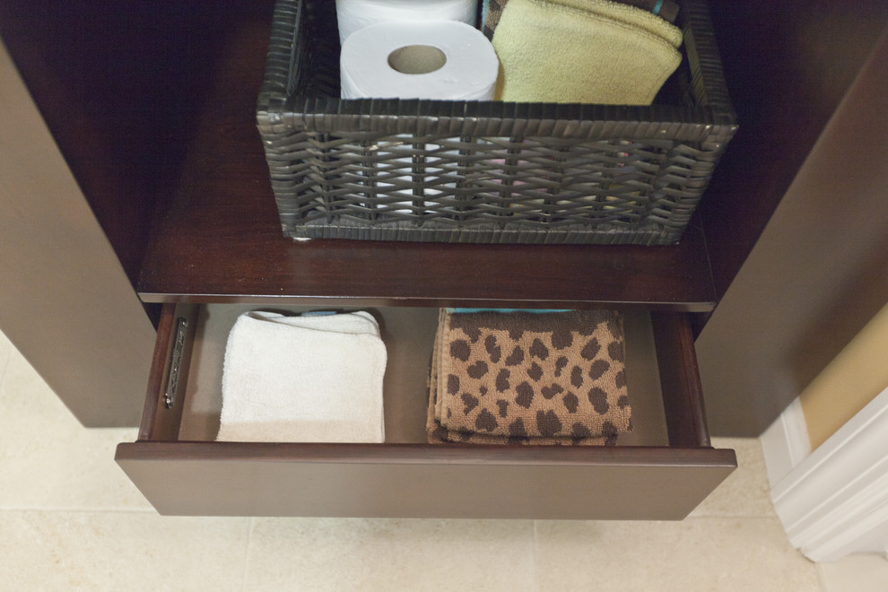 Bild på ett mellanstort eklektiskt badrum för barn, med ett integrerad handfat, möbel-liknande, skåp i mörkt trä, marmorbänkskiva, ett badkar i en alkov, en dusch/badkar-kombination, en toalettstol med separat cisternkåpa, vit kakel, porslinskakel, gula väggar och klinkergolv i porslin