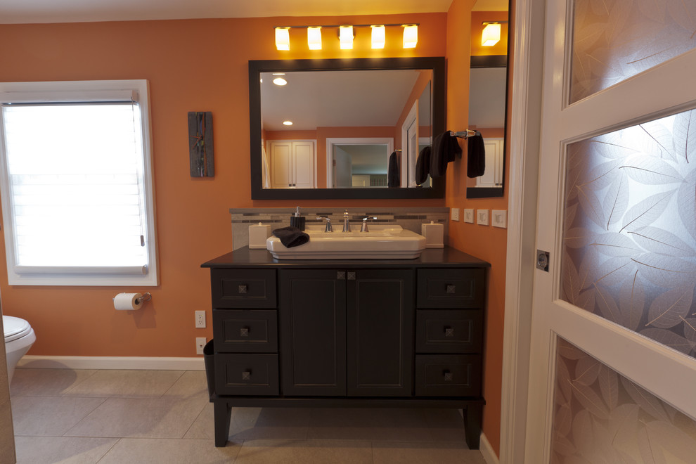 Idéer för ett mellanstort eklektiskt en-suite badrum, med ett fristående handfat, möbel-liknande, skåp i mörkt trä, träbänkskiva, en dusch i en alkov, en toalettstol med separat cisternkåpa, grå kakel, porslinskakel, orange väggar och klinkergolv i porslin