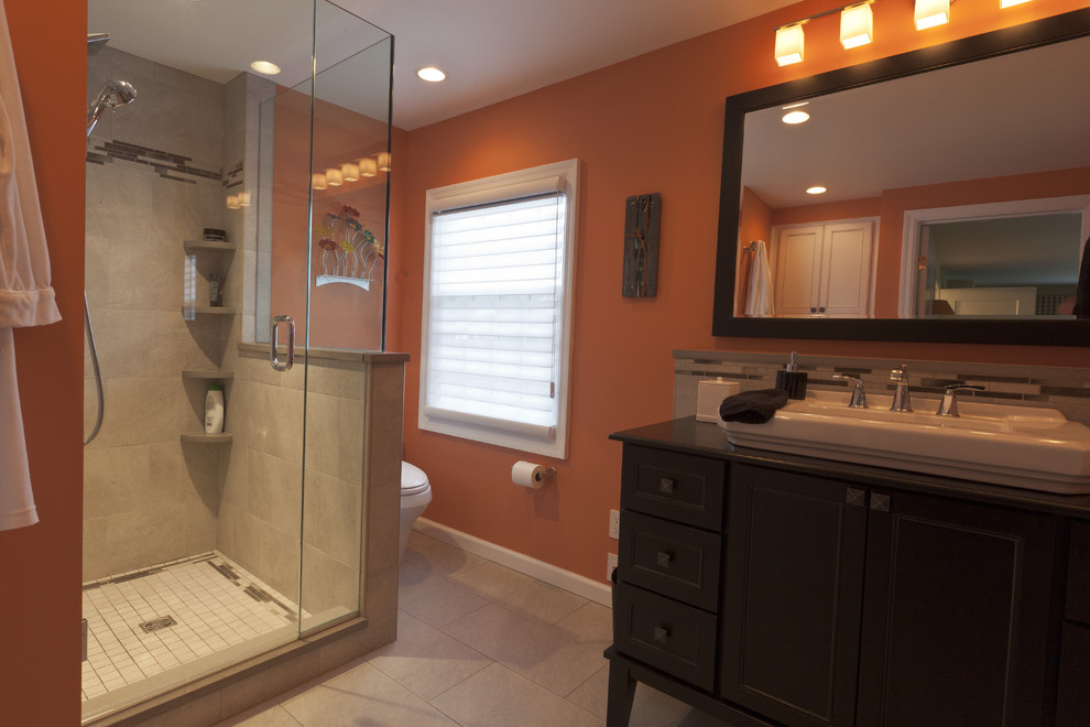 Inspiration för mellanstora eklektiska en-suite badrum, med ett fristående handfat, möbel-liknande, skåp i mörkt trä, träbänkskiva, en dusch i en alkov, en toalettstol med separat cisternkåpa, grå kakel, porslinskakel, orange väggar och klinkergolv i porslin
