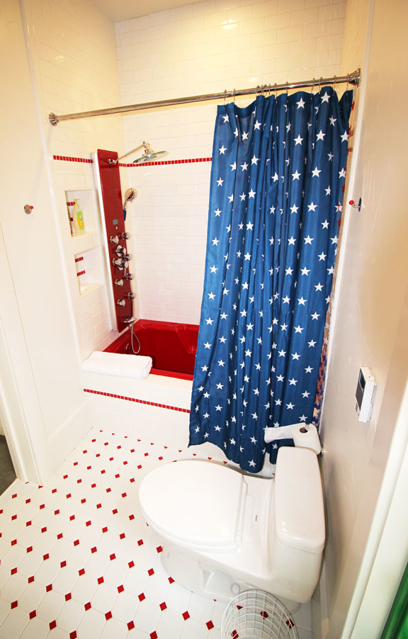 Idee per una stanza da bagno design di medie dimensioni con vasca/doccia, WC a due pezzi, piastrelle bianche, piastrelle diamantate, pareti bianche e pavimento con piastrelle in ceramica