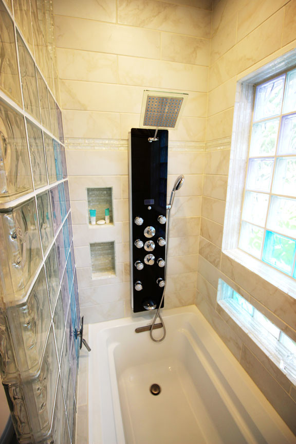 Foto di una stanza da bagno padronale contemporanea di medie dimensioni con vasca/doccia, pareti bianche, lavabo a bacinella e top in vetro