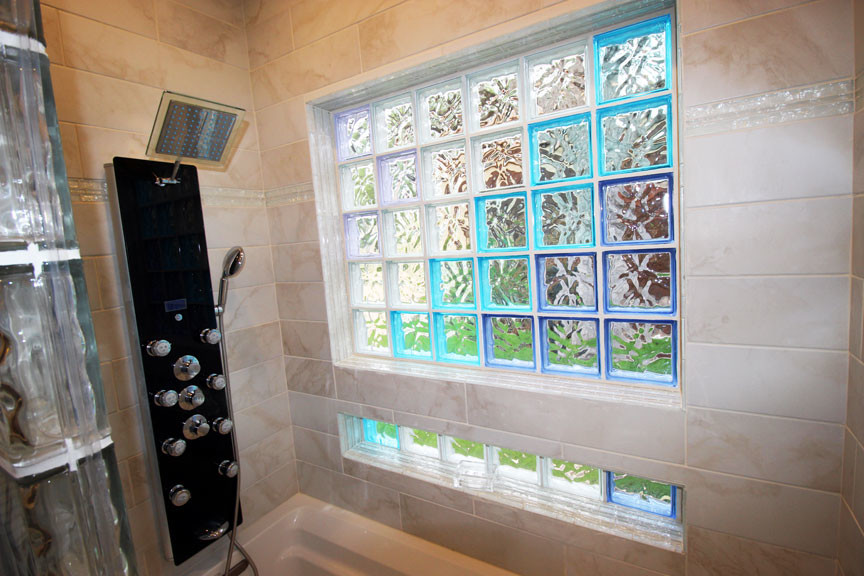 Стильный дизайн: главная ванная комната среднего размера в современном стиле с душем над ванной, белыми стенами, настольной раковиной и стеклянной столешницей - последний тренд