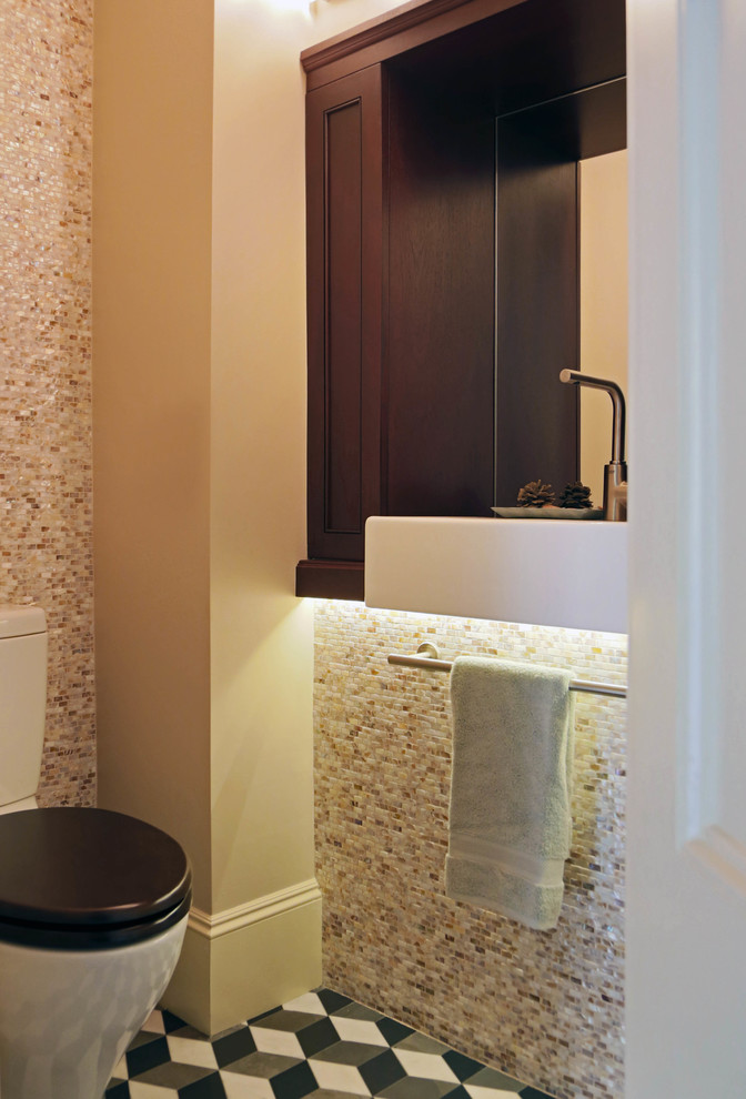 Ispirazione per una piccola stanza da bagno minimal con ante con riquadro incassato, ante in legno bruno, piastrelle beige, piastrelle in pietra, pareti beige e pavimento in marmo