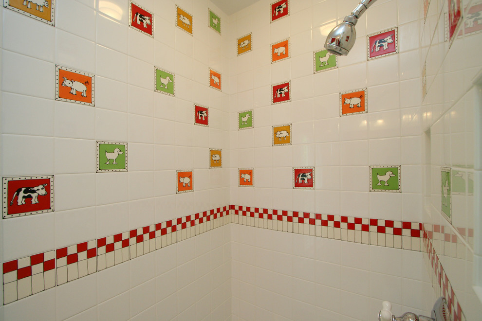 Идея дизайна: ванная комната в стиле фьюжн с врезной раковиной