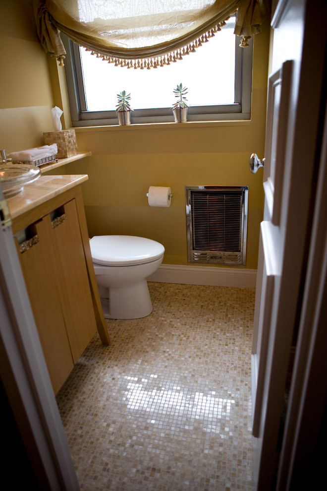 Réalisation d'une petite salle d'eau tradition en bois clair avec un lavabo posé, un placard en trompe-l'oeil, WC séparés, un carrelage jaune, un mur jaune, un sol en carrelage de terre cuite et mosaïque.