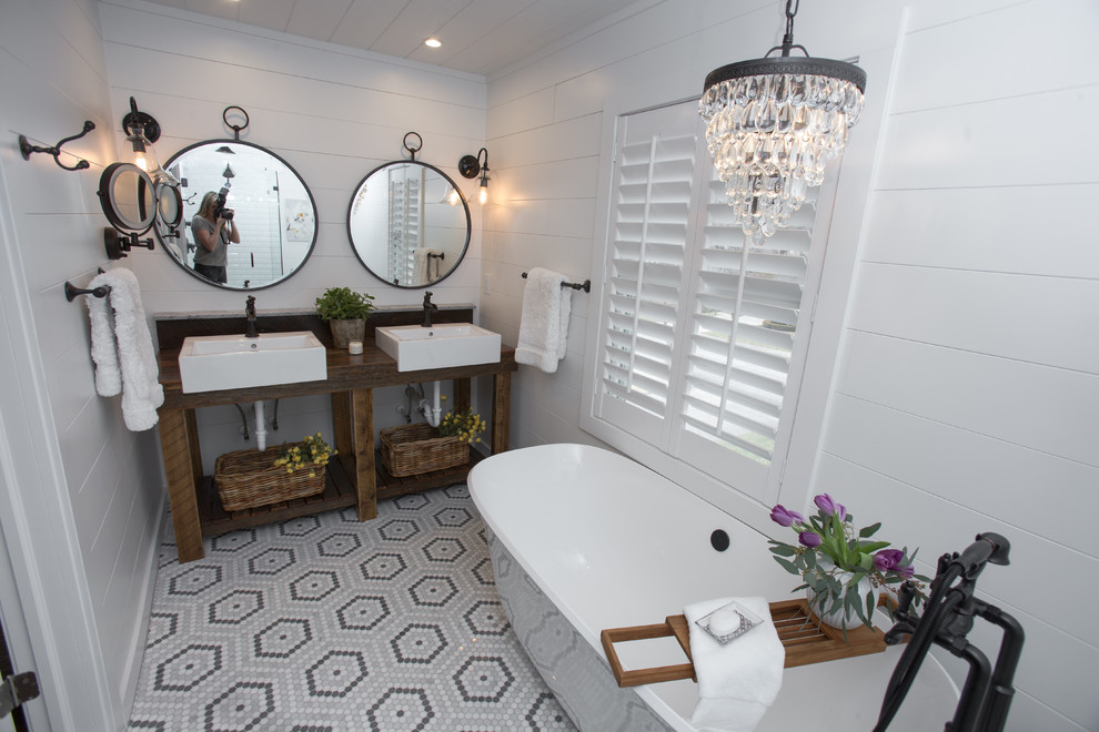 Cette photo montre une petite salle de bain principale nature avec un placard sans porte, une baignoire indépendante, une douche d'angle, un carrelage blanc, un mur blanc, un sol en marbre, une vasque et mosaïque.