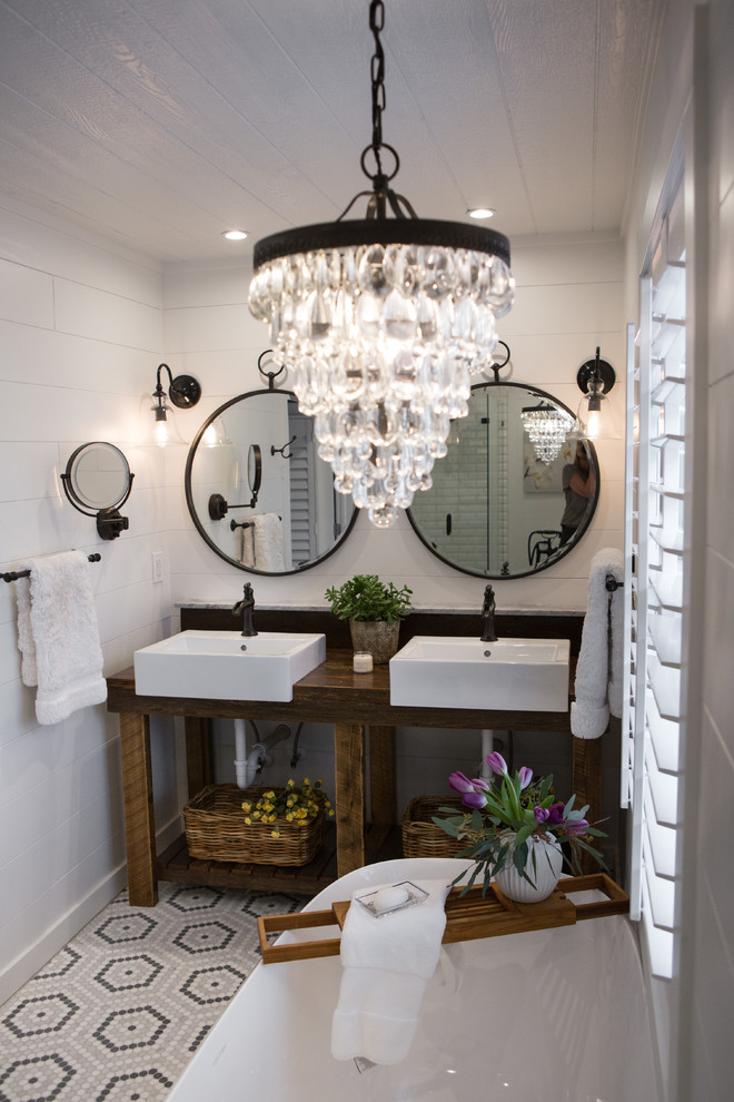 Lantlig inredning av ett litet en-suite badrum, med öppna hyllor, ett fristående badkar, en hörndusch, vit kakel, vita väggar, marmorgolv, ett fristående handfat och mosaik