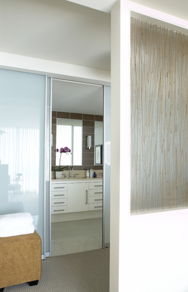 Foto di una stanza da bagno minimalista con ante lisce, ante bianche e piastrelle marroni
