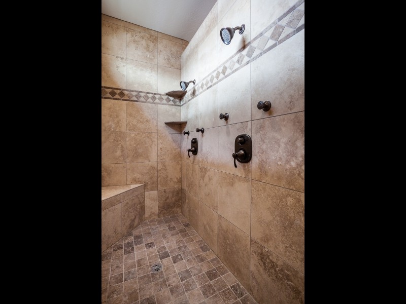 Großes Uriges Badezimmer En Suite mit profilierten Schrankfronten, hellbraunen Holzschränken, beigen Fliesen, Keramikfliesen, beiger Wandfarbe und Keramikboden in Salt Lake City