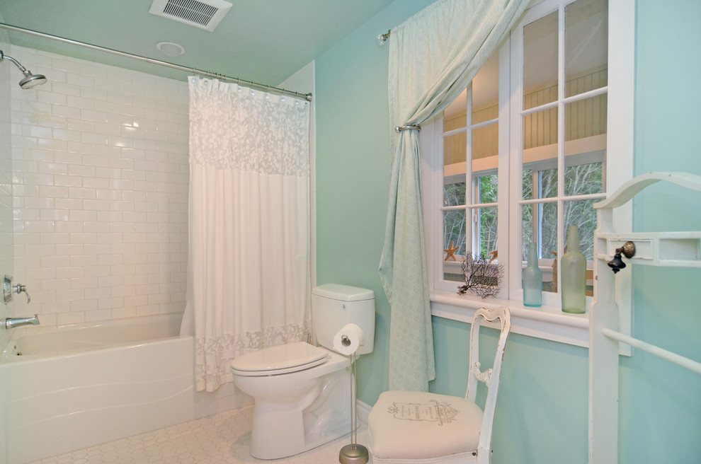 Foto di una stanza da bagno stile marinaro di medie dimensioni con lavabo a colonna, vasca ad alcova, vasca/doccia, WC monopezzo e pavimento con piastrelle in ceramica
