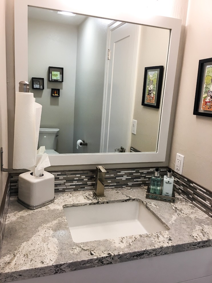 Idéer för små vintage badrum med dusch, med skåp i shakerstil, vita skåp, en toalettstol med separat cisternkåpa, flerfärgad kakel, mosaik, grå väggar, klinkergolv i keramik, ett undermonterad handfat och bänkskiva i kvarts