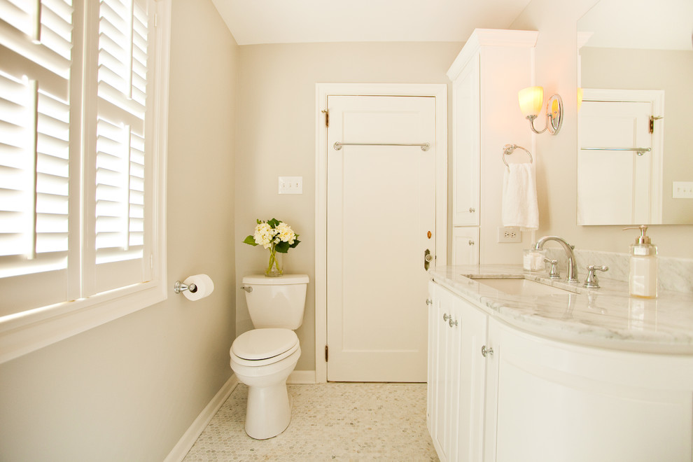 На фото: ванная комната в викторианском стиле с мраморной столешницей и окном