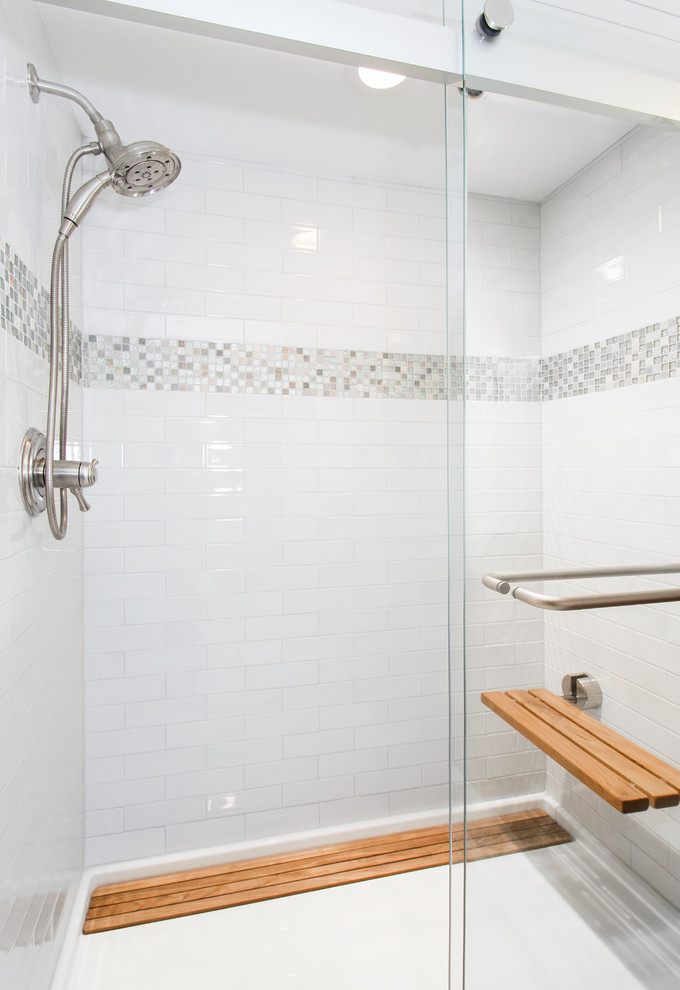 Inredning av ett klassiskt mellanstort badrum med dusch, med släta luckor, gröna skåp, en dubbeldusch, en toalettstol med separat cisternkåpa, vit kakel, porslinskakel, grå väggar, klinkergolv i porslin, ett undermonterad handfat, vitt golv och dusch med skjutdörr