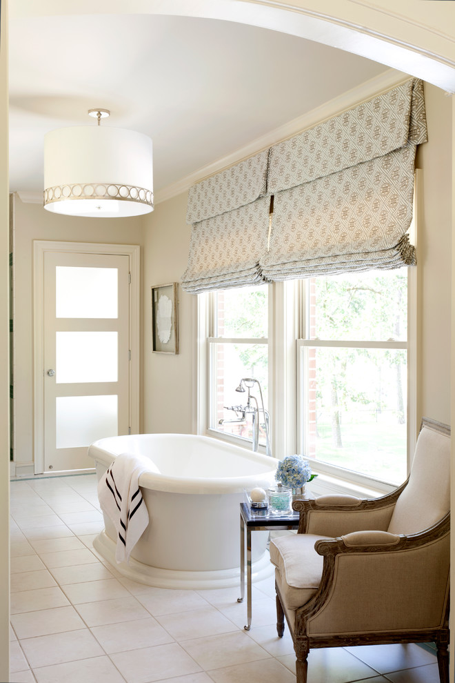 Mittelgroßes Klassisches Badezimmer En Suite mit freistehender Badewanne, Duschnische, weißen Fliesen, Keramikfliesen und beiger Wandfarbe in Little Rock
