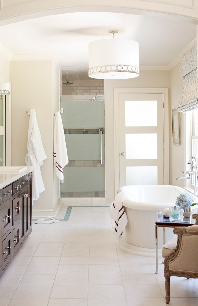 Idéer för mellanstora vintage en-suite badrum, med ett fristående badkar, ett nedsänkt handfat, luckor med infälld panel, skåp i mörkt trä, en dusch i en alkov, vit kakel, keramikplattor och beige väggar