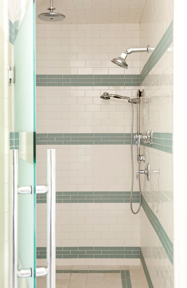 Foto di una stanza da bagno padronale chic di medie dimensioni con lavabo da incasso, vasca freestanding, doccia alcova, piastrelle blu, piastrelle di vetro e pareti beige