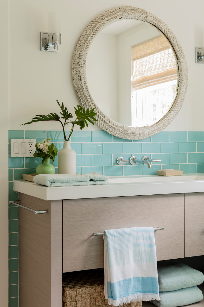 Идея дизайна: ванная комната в морском стиле с бежевыми фасадами, синей плиткой, плиткой кабанчик, белыми стенами, врезной раковиной и белой столешницей