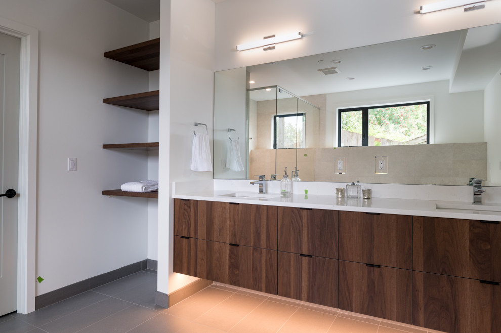 Mittelgroßes Modernes Badezimmer En Suite mit flächenbündigen Schrankfronten, hellbraunen Holzschränken, weißer Waschtischplatte und Doppelwaschbecken in Seattle