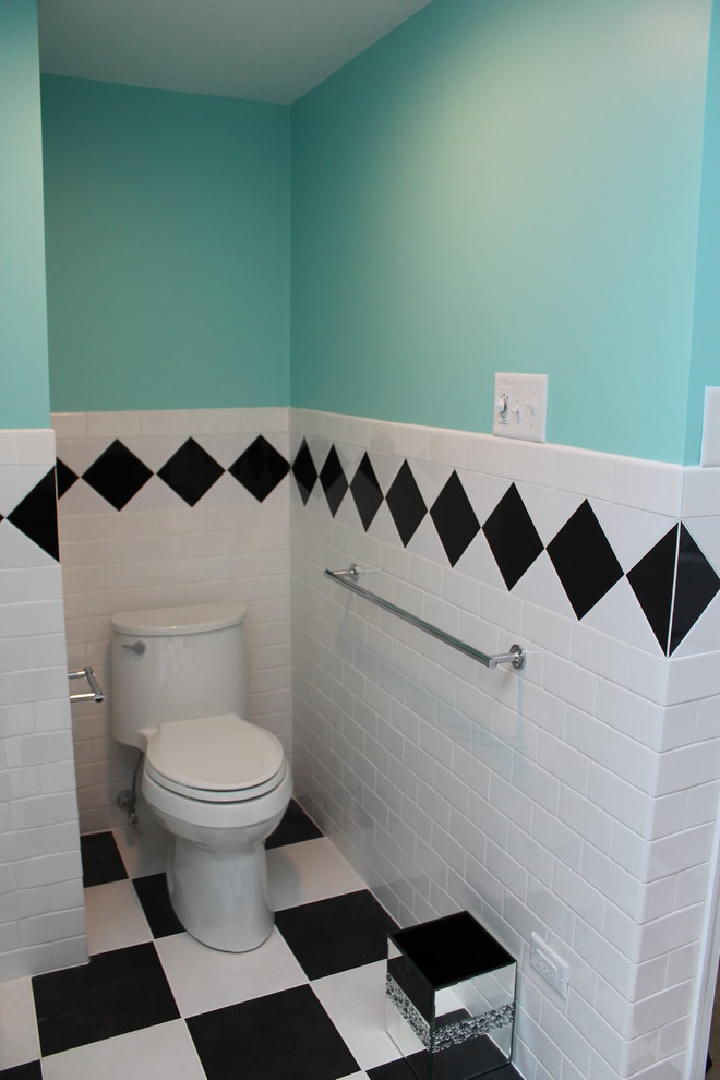 Foto di una stanza da bagno con doccia contemporanea di medie dimensioni con WC monopezzo, pistrelle in bianco e nero, piastrelle diamantate, pareti blu, pavimento in vinile e pavimento nero