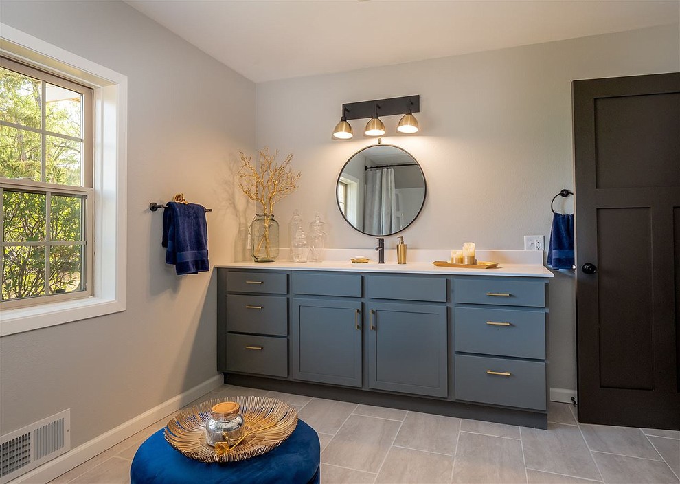 Example of a mid-sized farmhouse master subway tile multicolored floor bathroom design in Other with shaker cabinets, white cabinets, a one-piece toilet, beige walls, an integrated sink, quartzite countertops and white countertops