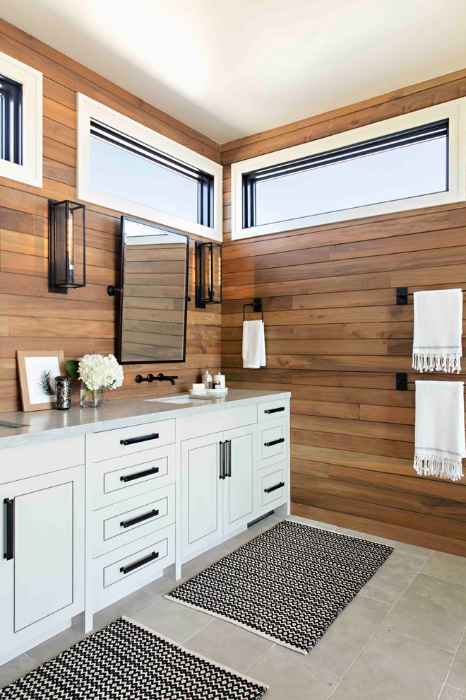 Modelo de cuarto de baño tradicional renovado con puertas de armario blancas, baldosas y/o azulejos marrones, paredes marrones, lavabo bajoencimera, suelo gris y encimeras grises