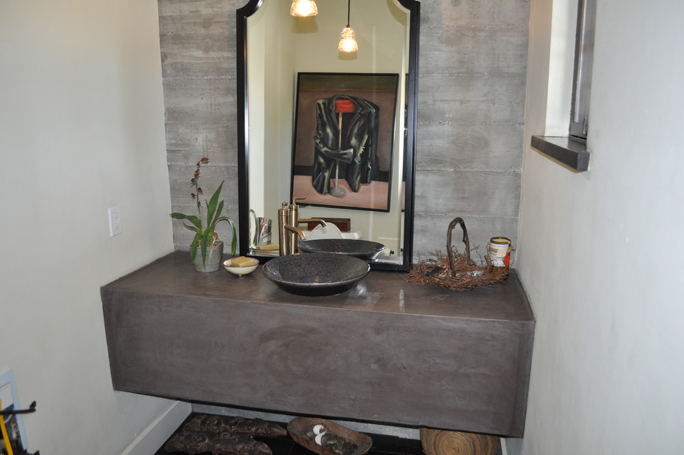 Foto de cuarto de baño contemporáneo pequeño con baldosas y/o azulejos grises, paredes blancas, lavabo sobreencimera y aseo y ducha