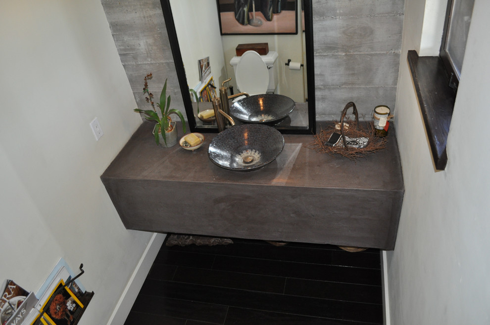 Foto di una piccola stanza da bagno con doccia minimal con piastrelle grigie, pareti bianche e lavabo a bacinella
